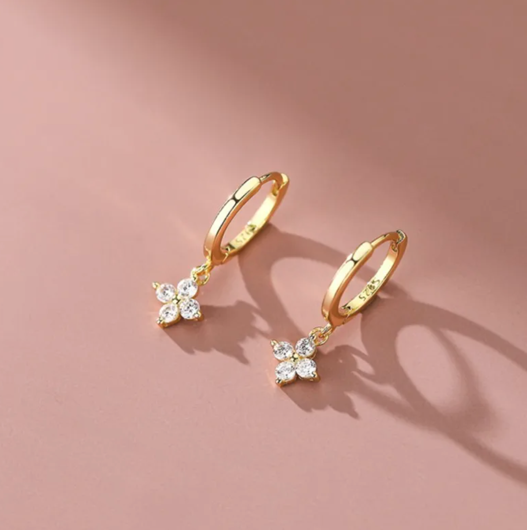 Very Small Gold-Tone Daisy-Shaped Earrings with glass stone Accents