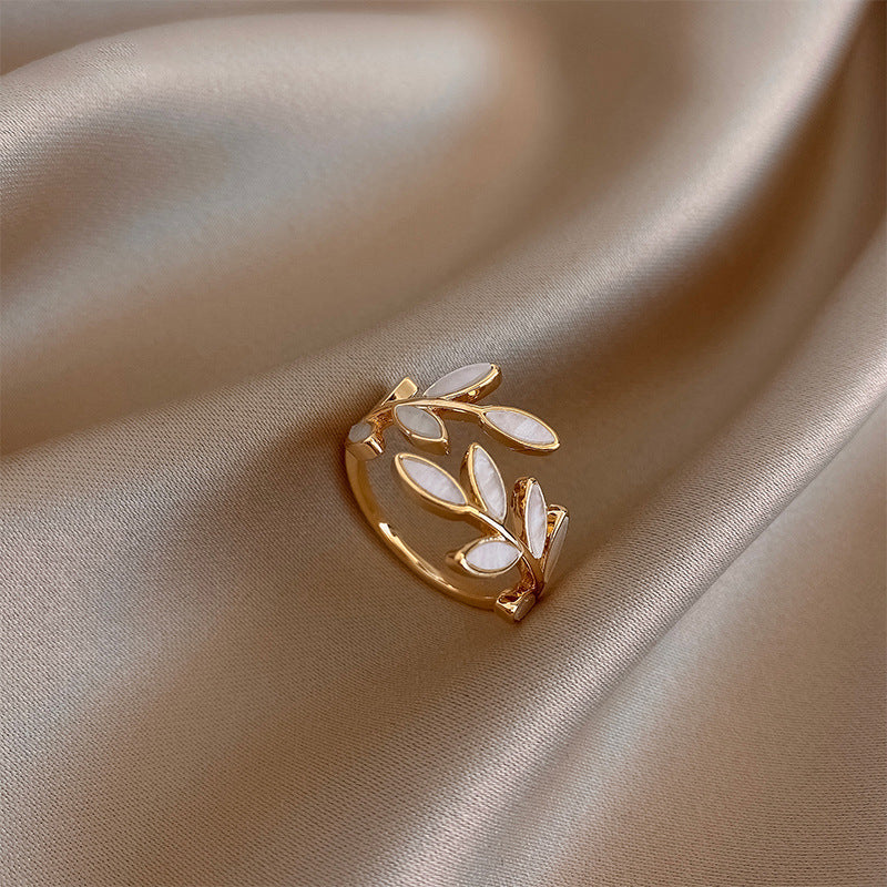 Rocío - Adjustable leaf ring with white opal-style