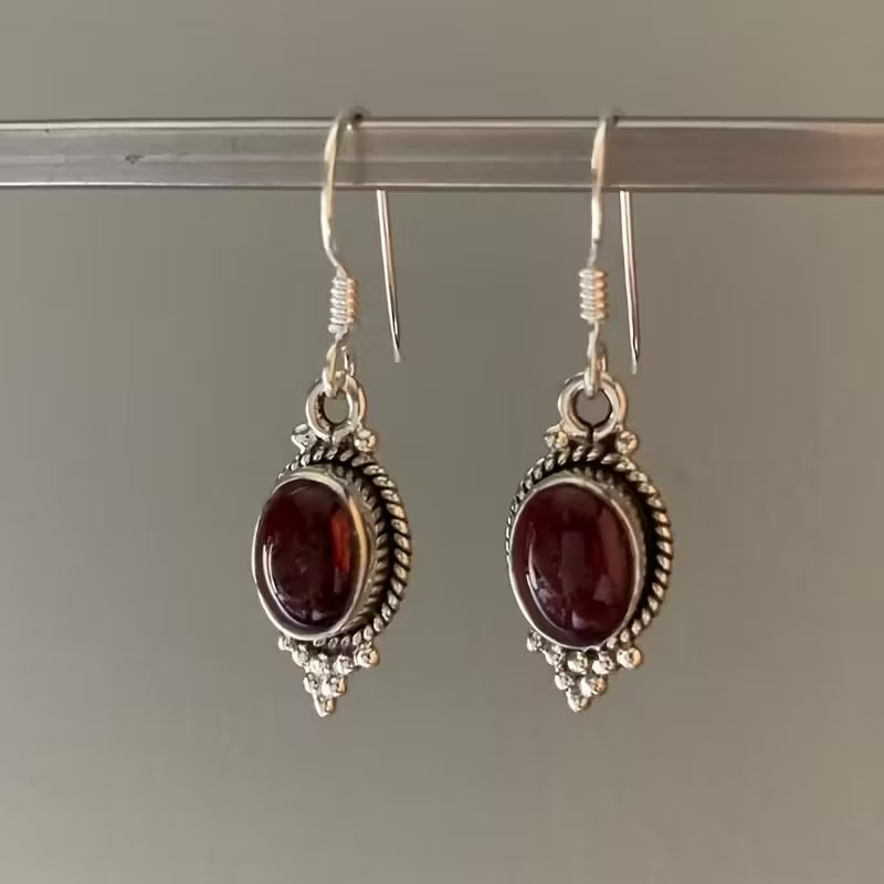 Vintage Earrings with clear glass stone Details