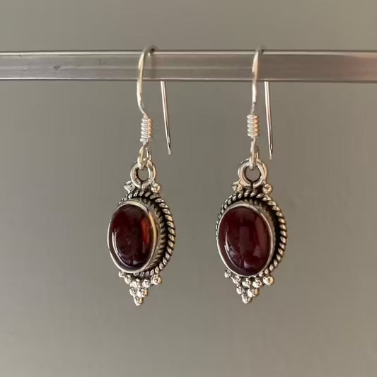 Vintage Earrings with clear glass stone Details
