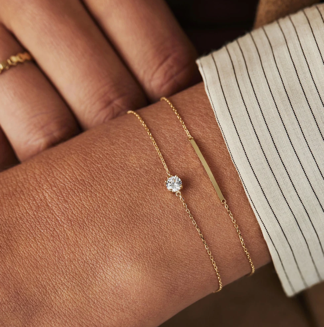Fine Classic Gold-Tone Bracelet with Brilliant-Cut Central glass stone Accents