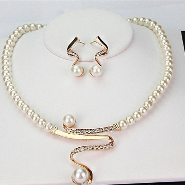 Set Necklace + Earrings of Pearls