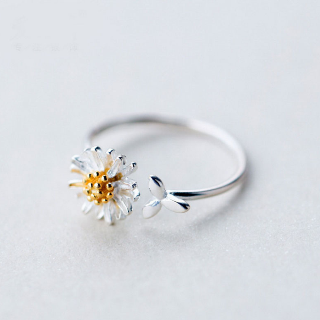 Adjustable Silver-Tone ring with daisies