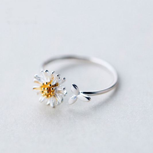 Adjustable Silver-Tone ring with daisies