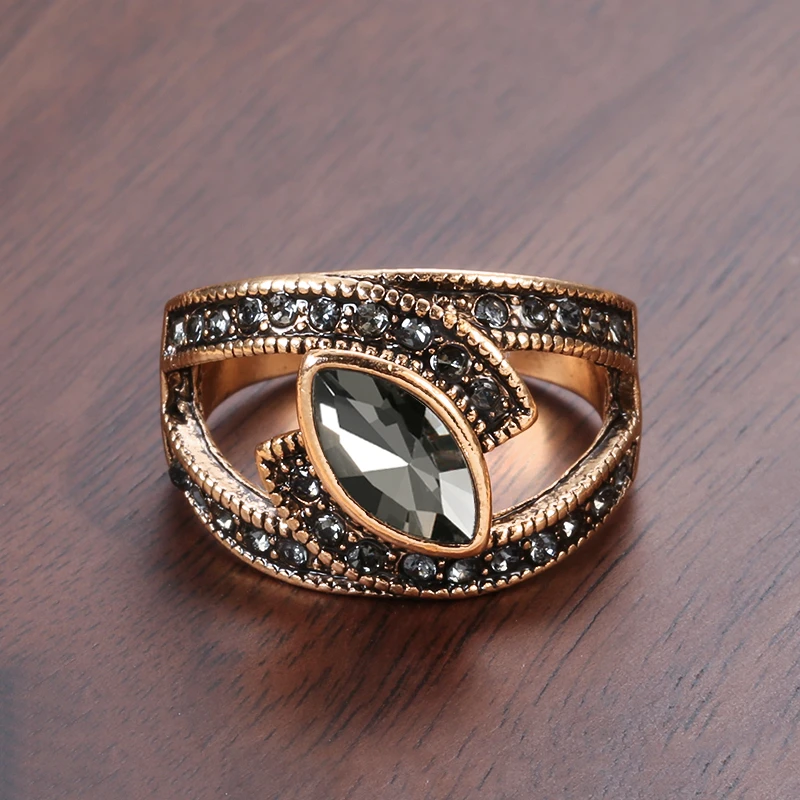Elegant Ring with black glass stone