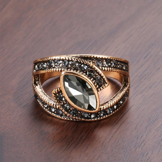 Elegant Ring with black glass stone