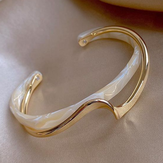 Elegant Bracelet with White opal-style and Gold-Tone Plating